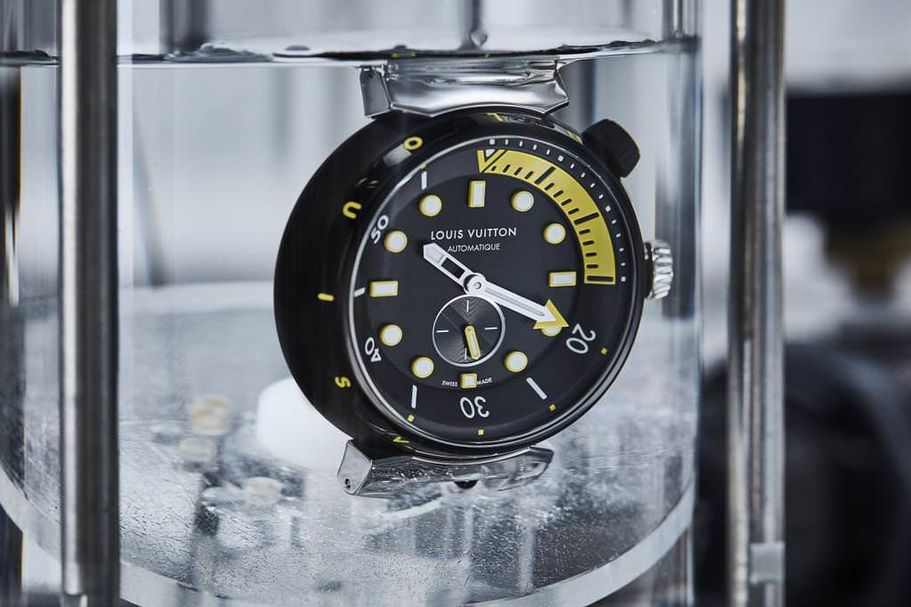 Reloj sumergido durante una prueba de estanqueidad